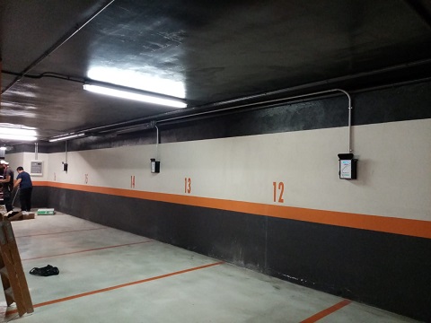 Puntos de recarga para coches eléctricos en el parking de una empresa